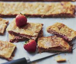 Cette délicieuse recette de beignets de carnaval est toute simple à réaliser ! La Recette Pelez La Rhubarbe Et Coupez La En Petits Morceaux Ainsi Que Les Fraises Melangez Les Recette Avec Des Fraises Recette Dessert Recette Patisserie