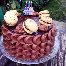 Layer Cake Choco Caramel Banane Dit The King Option Sans Gluten Gateau A Etage Gateau Britannique Banane Chocolat