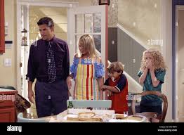 HOPE AND FAITH, (Pilot), Ted McGinley, Nicole Paggi, Jansen Panettiere and  Macey Cruthird. 2003-06. © Touchstone Television Stock Photo