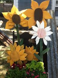 Pin By Karen S Treasures On Simple Wood Crafts Signs 2 Wooden Flowers Wood Flowers Outdoor Crafts