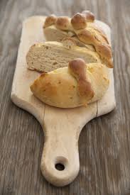 One Of The More Traditional Dishes Seen At Dia De Los Muertos Celebrations Is Pan De Muerto Bread Of The Dead Pan De Muerto Bread Of The Dead Bueno Recipes