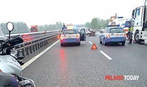 Incidente stradale tra camion in autostrada a1: Incidente Sull Autostrada A7 Si Schianta In Auto Scende A Controllolare E Viene Travolto E Ucciso