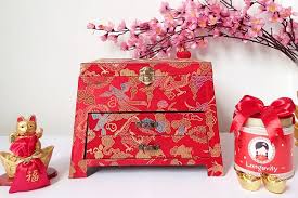 New year gift include new year greeting cards, expensive watches, diamonds, cakes, flowers, chocolates, perfumes, handkerchief, good luck charm key chains, sweets and much more. Top 10 Chinese New Year Gifts And Distributors Provided