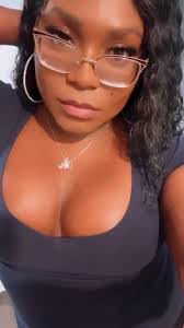 Dede Kelly's Instagram, Twitter & Facebook