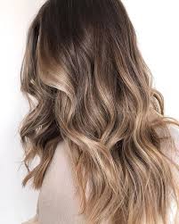 Siehe link ich möchte sie färben, weil ich einen sehr hellen hautton habe und das dunkelbraun mich bleich wirken lässt. Moroccanoil Professional Auf Instagram Schone Beige Und Mokka Akzentuieren Haar Und Schonheit Balayage Hair Hair Styles Balayage