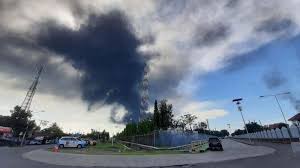 Pertamina mencatat pihaknya telah mengevakuasi 950 warga ke tiga lokasi akibat kebakaran kilang balongan. 5z22jnprjz6n1m