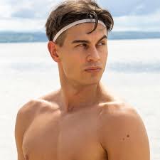 Adrian Pęter z "Hotelu Paradise 10". Kim jest, skąd pochodzi, czym się  zajmuje, wiek, związki