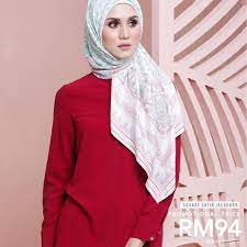 Pada suatu hari si kerudung merah disuruh oleh ibunya untuk mengantarkan makanan kesukaan sang nenek yang sedang. Memang Naluri Seorang Perempuan Ingin Kan Sesuatu Yang Baru Cantik Dan Menawan Cik Abang Kat Luar Sana Tu Jangan Ha Textile Design Fashion Textiles