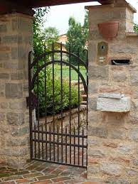 La casa del cancello costruisce e installa cancelli automatici, basculanti per garage, sbarre automatiche, catene motorizzate, inferriate, recinzioni, ringhiere, arredamento per soppalchi. Se Il Cancello E Aperto Allora E In Casa Il Trucco Non Basta Arrestato Pusher