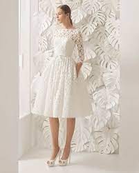 Atelier emé ha denominato paola un abito così, semplice e al tempo stesso frizzante: Abbigliamento Elegante Con Un Abito Da Cerimonia Di Colore Bianco Con Pizzo E Scarpe Ta Abiti Da Sposa Di Pizzo Abito Da Sposa Corto Abiti Da Sposa Con Maniche