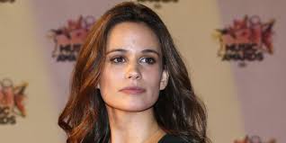 Elle se passionne très jeune pour le théâtre et commence à prendre des cours dès l'âge de 9 ans. Lucie Lucas Star Of The Series Clem Confides To Have Been Victim Of Rapes Teller Report
