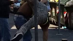 Rapina alla stazione, la vittima colpita da un pugno al volto: aggressore  