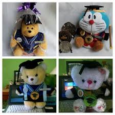 Pekerja berbasis rumahan menghasilkan beragam jenis boneka maskot berbahan kain dan dakron. Boneka Wisuda Istana Boneka Wisuda Terbesar Dan No 1 Boneka Wisuda