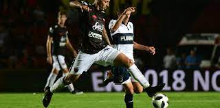 Il club atlético colón, chiamato comunemente colón de santa fe o solo colón, è una società polisportiva con sede a santa fe, in argentina, e principalmente nota per la sua sezione calcistica, che milita nella primera división, la massima serie del campionato argentino di calcio. Colon Cerro La Fecha Con Una Alegria Ante Gimnasia