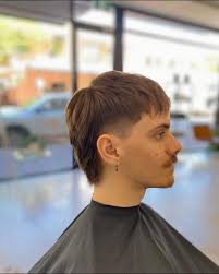 Hey guys. If anyone needs a trim, there's an amazing Irish barber called  Daniel that's moved here recently and works in Hochelaga that works at  Adam's Barbier. Salut les gars. Si quelqu'un