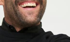 Ahora está averiado en el fondo de la fosa oceánica más profunda del pacífico con su tripulación atrapada en el interior. Jason Statham Ich Bin Ja Nun Nicht Robert Pattinson Gala De