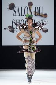 Sierra Leone S Singer Mariama Presents A Creation By Raphael Sarrasin And Franck Kestener At The 18th Salon Du Chocolat Chocolate Fashion Fashion Show Fashion