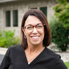 Lori Totten's Instagram, Twitter & Facebook