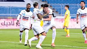 إيفير بانيغا (يسار) محتفلا مع زميله فيتولو بهدفه في مرمى برشلونة في مسابقة تحديدا بانيغا الذي فجرت زوجته الفضيحة من دون أن تدري، كتب يقول: Ø§Ù„Ø´Ø¨Ø§Ø¨ ÙŠØªÙˆÙ‡Ø¬ ÙˆØ§Ù„Ù†ØµØ± ÙŠØªØ±Ù†Ø­