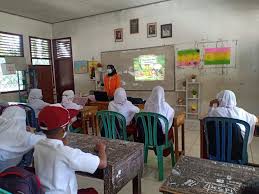Menurutnya pembuatan software tersebut dapat dikategorikan teknologi tepat guna. Pendampingan Pembelajaran Matematika Berbasis Teknologi Menggunakan Media Pembelajaran Powerpoint Interaktif Metrojambi Com Berita Jambi Digital