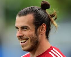 Gareth Bale Pulls Long Hair Up Into A Top Knot Garethbale Longhairmen Topknot Manbun Highmanbun Soccer Hair Soccer Player Hairstyles Long Hair Styles Men