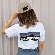 人気のパタゴニア白tシャツにデニムとベージュキャップのレディースコーディネート 白tシャツ レディース デニムシャツ コーデ レディース デニムシャツワンピース コーデ