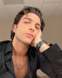 Gary here.... Gianluca took this very nice selfie (in the mirror of a  Sanremo dressing room) of Il Volo and manager Michele Torpedine... 🥰