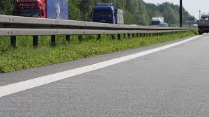 Bei dem fahrzeug handelte es sich um einen reisebus mit zahlreichen insassen. Probleme Auf Sanierter Autobahn Blasen Auf Der A 13 Und A 15 Bremsen Autofahrer Aus Rbb24