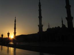 Pada malam hari, masjid ini bermandikan cahaya yang sangat terang benderang. Senja Syahdu Di Masjid Nabawi Halaman 1 Kompasiana Com