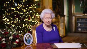 Members of the royal family have a large number of people who work for them from chefs to chauffeurs to maids and butlers. Elizabeth Ii Spricht Mut Zu Ansprache Der Queen Sie Sind Nicht Allein Zdfheute