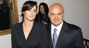 Lontani dai gossip e dai paparazzi, luca zingaretti e la moglie conducono una vita da sogno insieme alle loro due bambine, frutto del loro amore. Luca Zingaretti Furioso Con I Paparazzi Rissa A Milano Mentre Passeggia Con La Moglie Luisa Ranieri E Le Bimbe