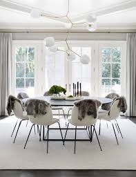 Tamara Magel Interiors Sag Harbor Lindsey Adelman Light Remove The Fur Throw Over The Chairs Scandinavian Dining Room Dining Room Design Round Dining Room