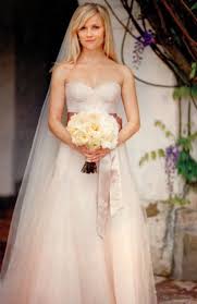 Reese Witherspoon In Her Light Pink Wedding Dress Looks Like She S Wearing A Sash Around T Rosa Hochzeitskleider Pinkfarbene Hochzeitskleider Brautkleid Rosa