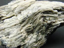 Azbest je prirodni mineral hemijske formule mg6si4o10(oh)82na2o*6(fe,mg)0*2fe2o3* 17sio2*zn2o. Chryzotil Azbest
