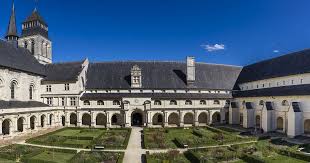 Visitez l'Abbaye Royale de Fontevraud, considérée comme l'une des plus