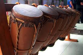 Umumnya, alat musik ritmis dimainkan dengan cara dipukul atau digesek. 40 Contoh Alat Musik Tradisional Sumatera Cara Bermainya Hamparan