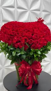 TALLOS EN FORMA DE CORAZÓN., El arreglo perfecto con rosas rojas,  demostrando su amor en rosas!❤️????, Nos encanta que sorprendan a esa persona  especial???? Que su amor abunde siempre.✨, ., ., ., ORDENA CON ...