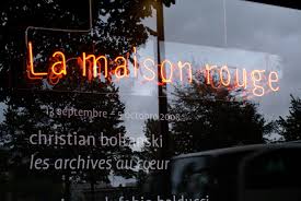 Boltanski's installation, les archives du coeur (the heart archive), invited serpentine visitors to contribute a recording of their heartbeat to the artist's archive, within a specially designed booth. Installation Cardiaque Archives Boltanski Comment C Est