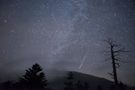 ｢エレンホト恐竜博物館から見たペルセウス座流星群｣中国, 内モンゴル (© bjdlzx/getty images). Jz0fso00 Rayum