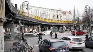 Eine berliner studentin ist in österreich in vorarlberg in einer lawine ums leben gekommen. Berlinerin Klagt An Busfahrer Wollte Nummer Und Hat Turen Verschlossen Berlin Bild De