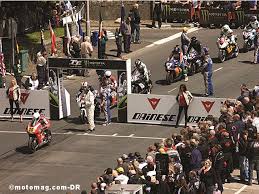 Chaque printemps, la traditionnelle course de moto tt a lieu sur les routes de l. Dvd Moto Tourist Trophy La Course De L Extreme Avec Guy Martin