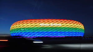 Widely known for its exterior of inflated etfe plastic panels, it is the first stadium in the world with a full colour changing exterior. Allianz Arena In Regenbogenfarben Munchner Wollen Em Stadion Leuchten Sehen Als Kritik An Viktor Orban
