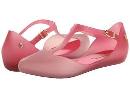 Les chaussures, ou souliers en amérique du nord francophone, constituent un élément d'habillement dont le rôle est de protéger les pieds. 39 Idees De Chaussures En Plastique Chaussures En Plastique Chaussure Melissa Chaussures