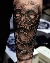 Tatouage pour homme tatouage tete de mort realiste sur bras. Tatouage Tete De Mort 40 Idees Memento Mori Tatouage En Styles Varies Tatouages Tete De Mort Tatouage D Horloge Tatouage Rose Homme