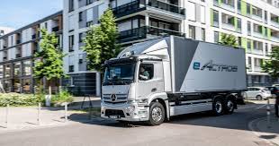 Mercedes' urban etruck has a range of 124 miles. Mercedes Debuts Its First Fully Electric Semi Truck In Europe Roadshow