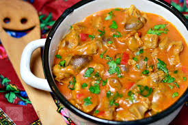 Amesteca un minut in ingredientele de tocanita de ciuperci, apoi adauga ciupercile taiate feliute si o cana de apa (250 ml). Tocanita De Pipote Si Inimi De Pui Caietul Cu Retete