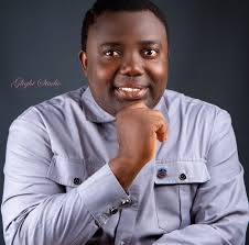 Announcing the arrival of His Excellency, Minor General Jackson Adeleke.