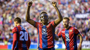 Levante 's ground was full and there was still no roof, which was fixed in renovations last year. Levante 5 4 Barcelona Resultado Resumen Y Goles Del Partido As Com