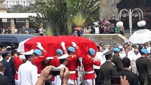 Download lagu mp3 & video: Haru Gugur Bunga Zikir Dan Tembakan Salvo Di Pemakaman Habibie Merahputih