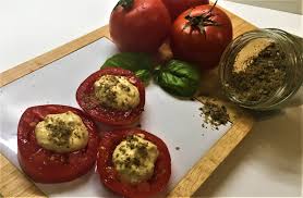In un frullatore versiamo il tonno sgocciolato, i sottaceti, la maionese, il pomodoro concentrato, frulliamo per pochi secondi ora decoriamo con un nastro rosso arrotolandolo lungo tutta la corona e terminando con un bel fiocco. Pomodori Con Salsa Tonnata E Polvere Di Capperi Cucina Svago